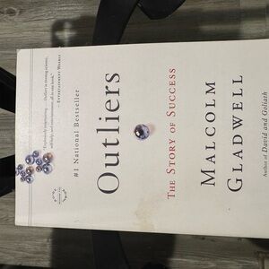 Outliers by Malcolm Gladwell - White Cover